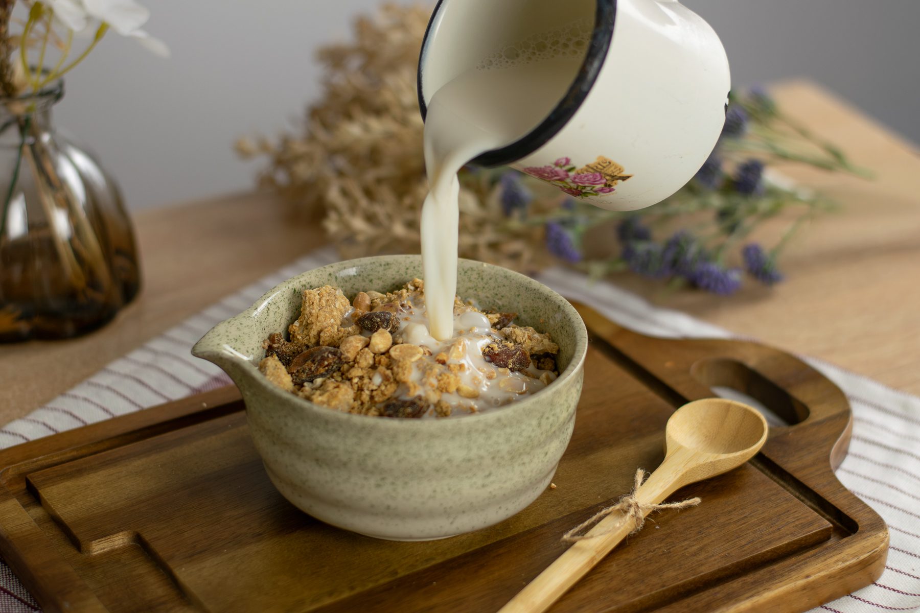 Arašidová granola s proteínom v miske, zalievaná mliekom