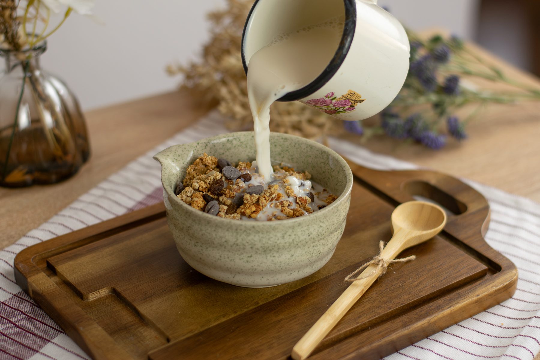 Čokoládová granola v miske, zalievaná mliekom
