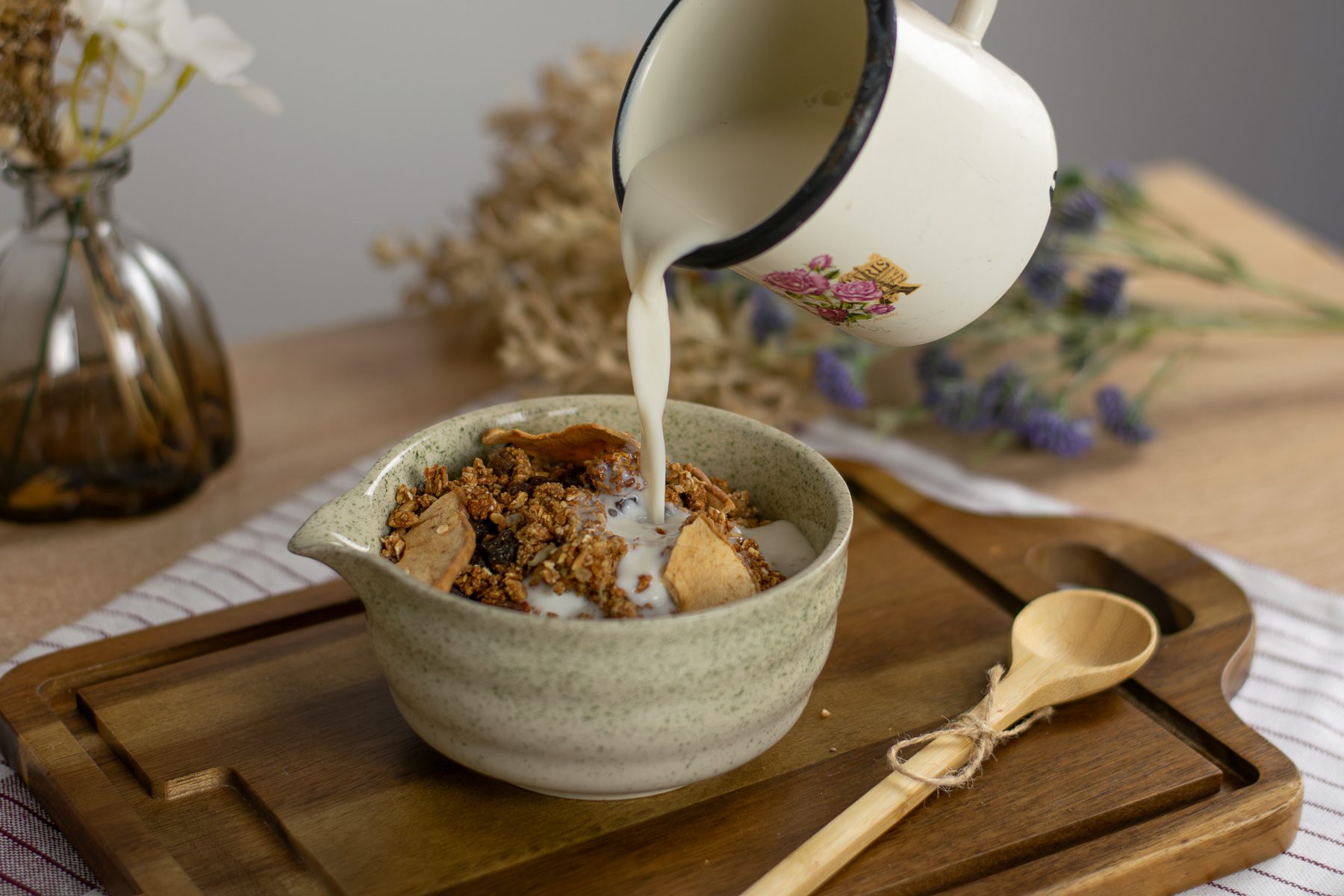 Jablkovo škoricová granola v miske, zalievaná mliekom