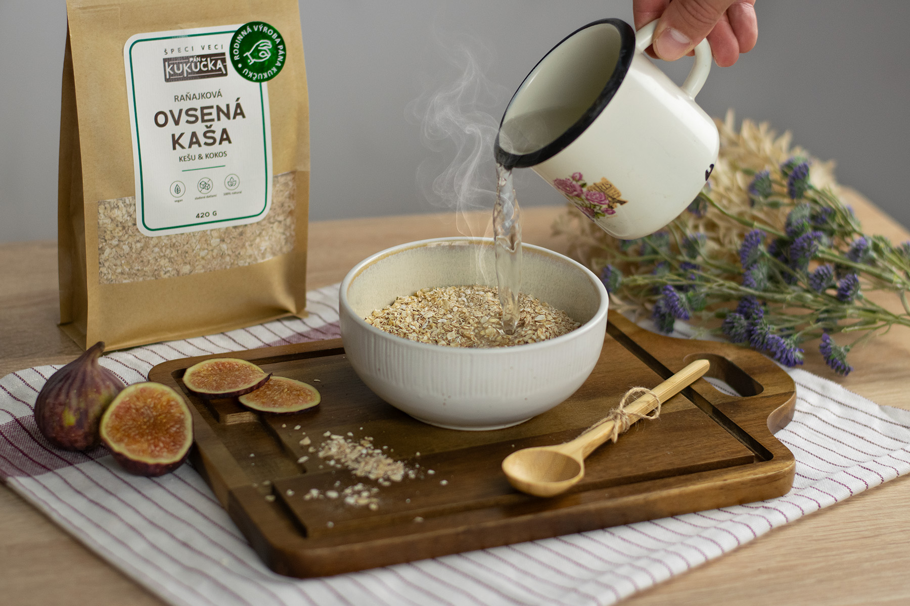 Zalievanie ovsenej kaše Kokos a kešu horúcou vodou, balenie Pán Kukučka 420 g