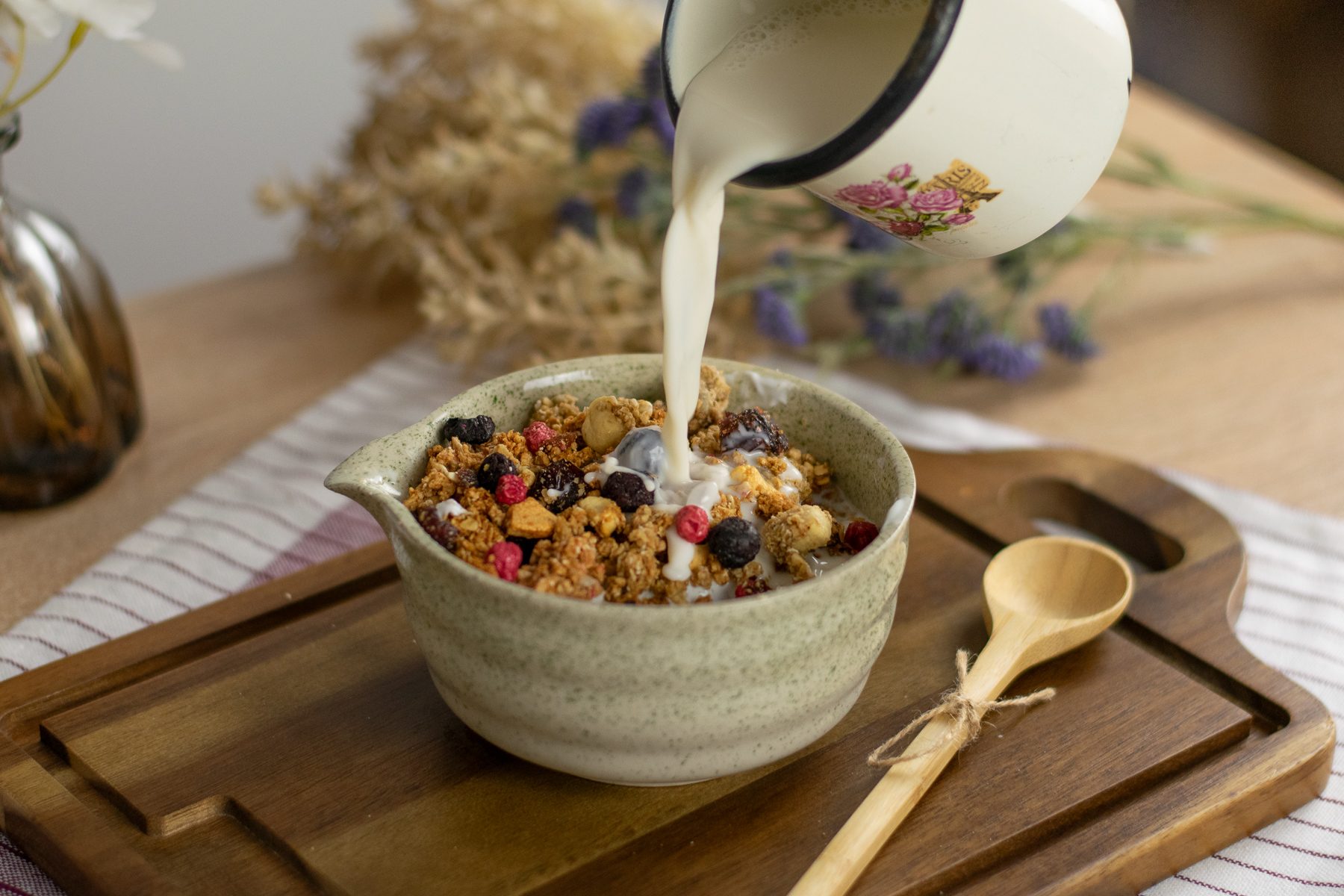 Granola s lesným ovocím a orechami v miske, zalievaná mliekom