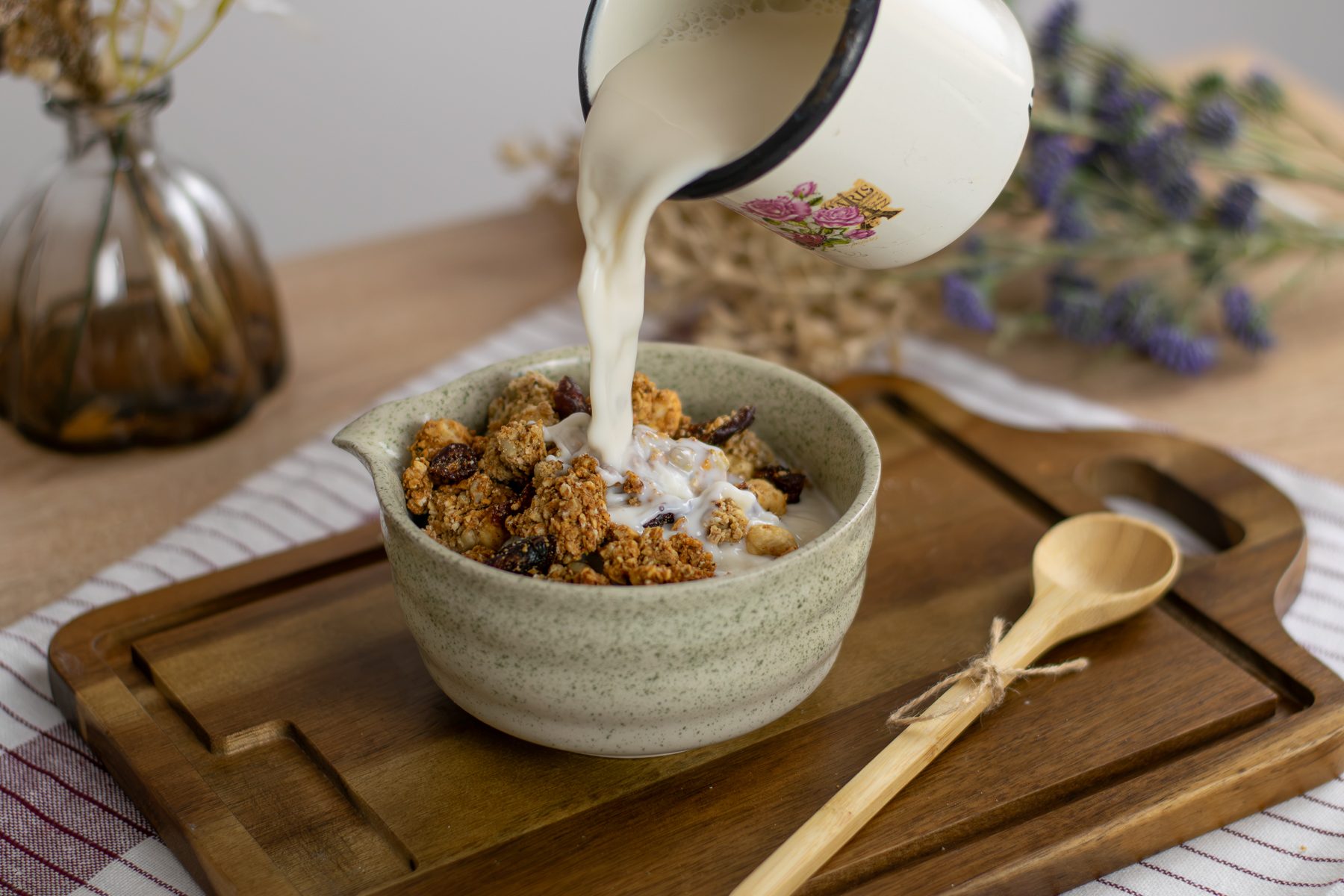 Lieskovcová granola v miske, zalievaná mliekom