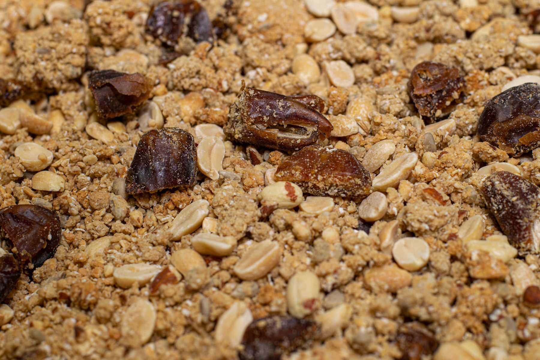 Makro arašidová granola s proteínom — chrumkavé zhluky zblízka