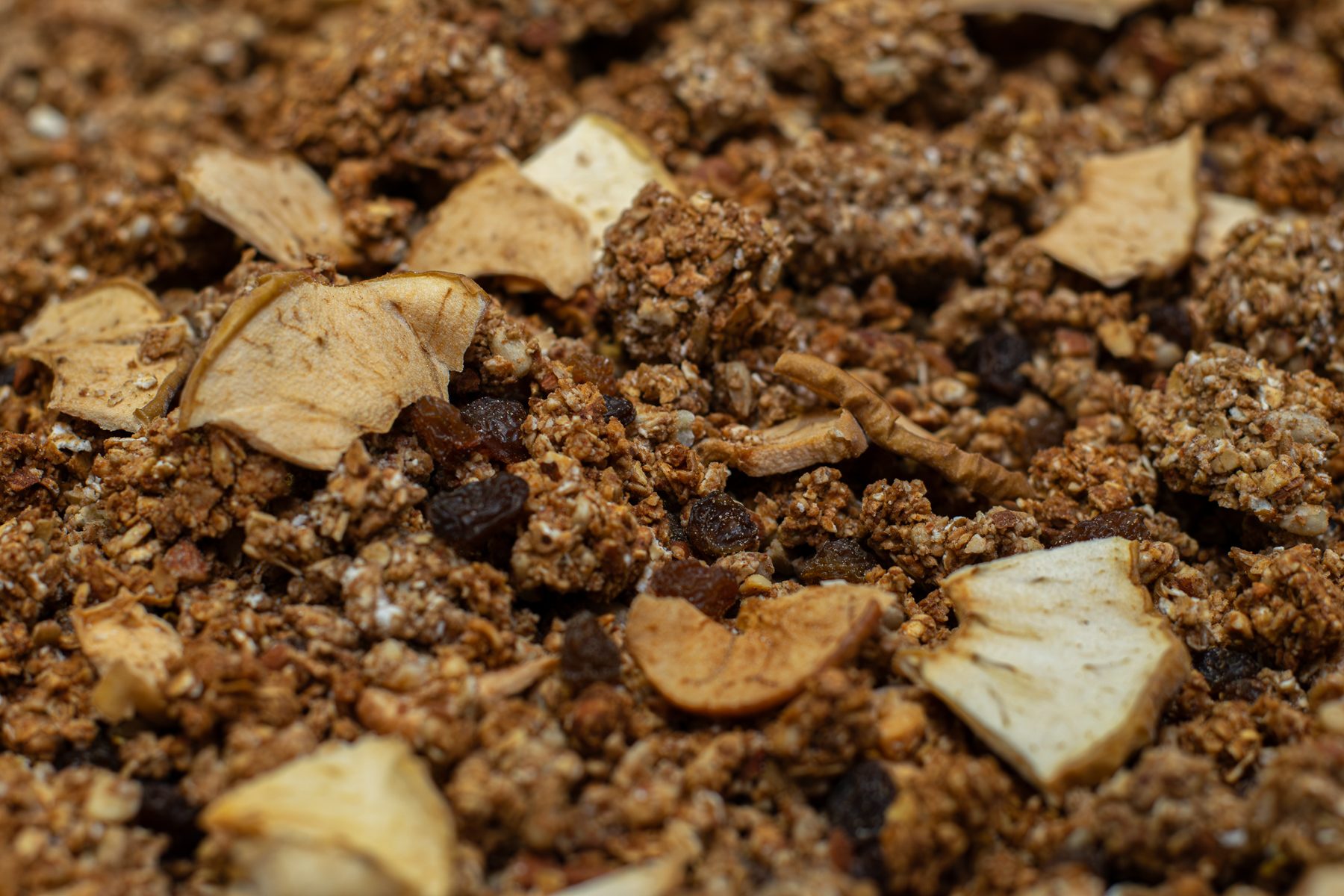 Makro jablkovo škoricová granola — chrumkavé zhluky zblízka