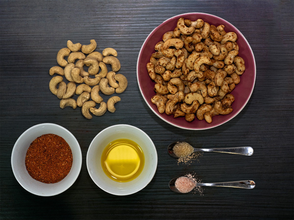 Chipotle kešu a koreniny marinády — flatlay na tmavom dreve
