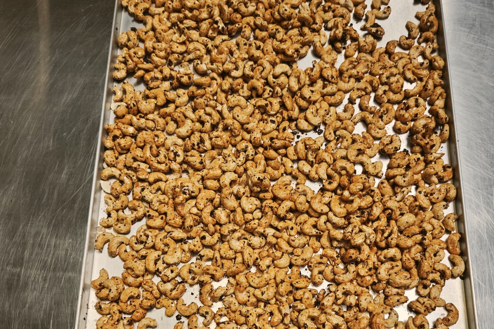 Kešu med a chipotle Pán Kukučka čerstvo upečené na plechu