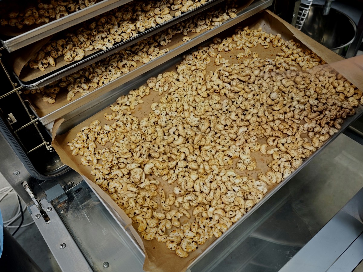 Plech kešu med a chipotle v peci