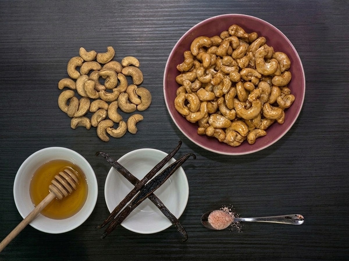 Suroviny Kešu med bourbon vanilka: kešu, kvetový med, bourbon vanilka, himalájska soľ