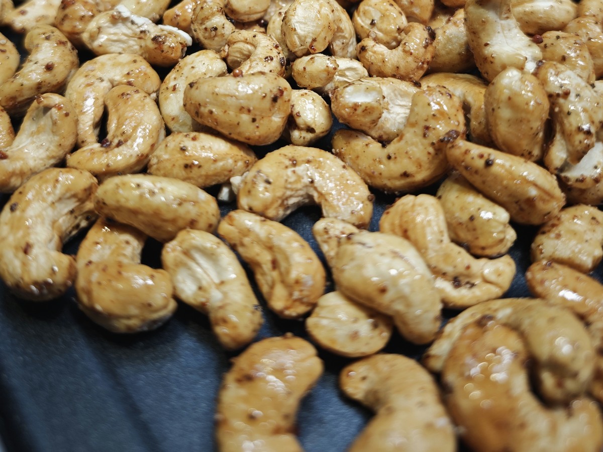Kešu med bourbon vanilka zblízka, lesk medovej glazúry