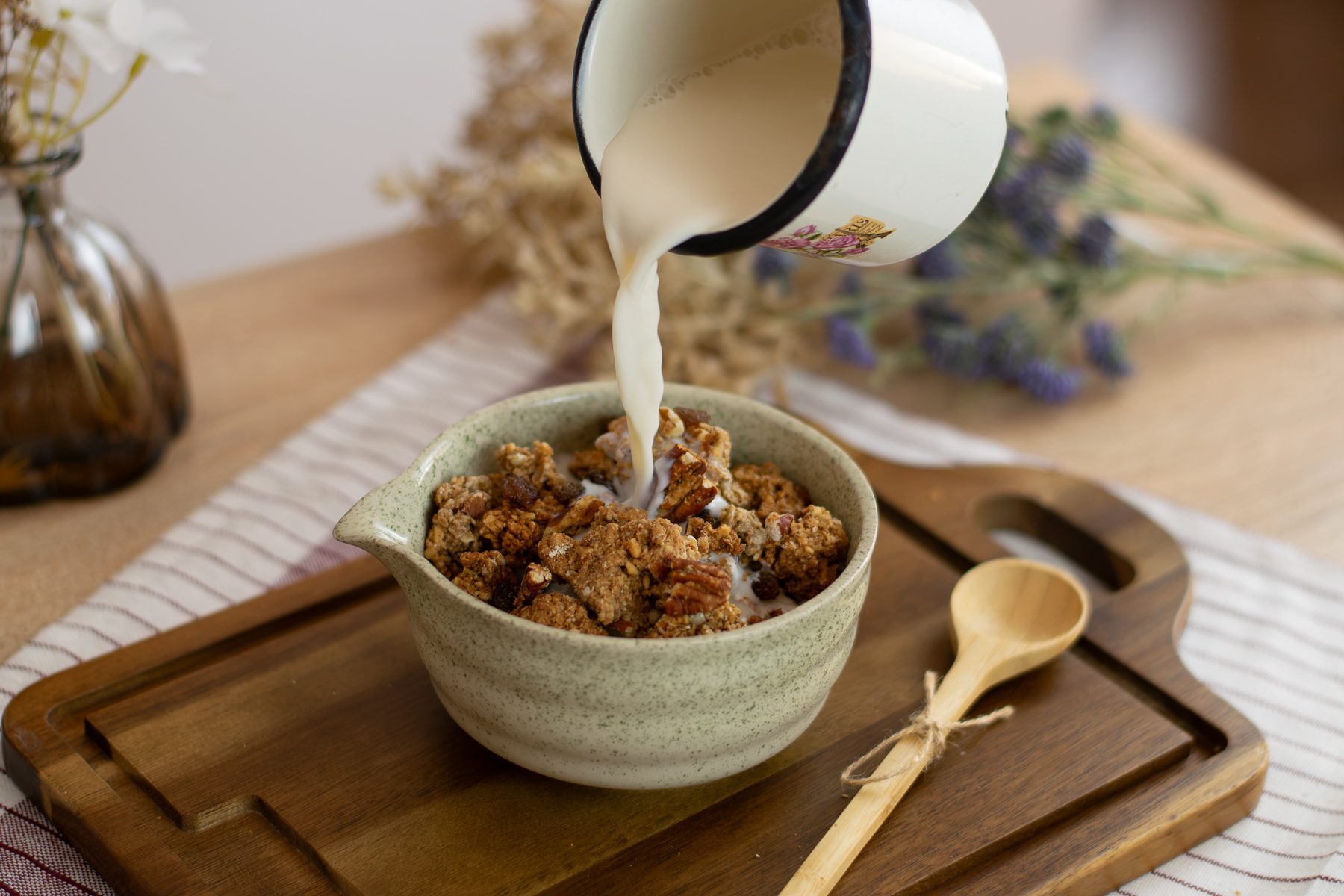 Pekanová granola v miske, zalievaná mliekom