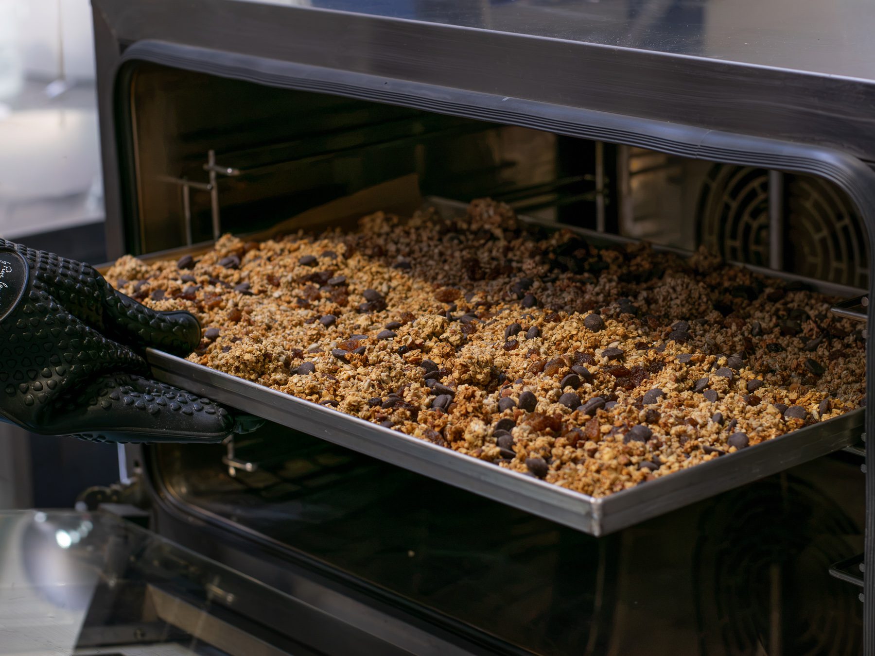 Čokoládová granola Pán Kukučka čerstvo z pece — reálna várka na plechu