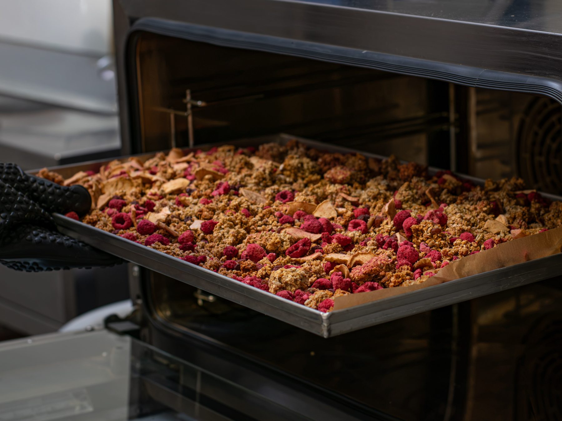 Malinová granola Pán Kukučka čerstvo z pece — reálna várka na plechu