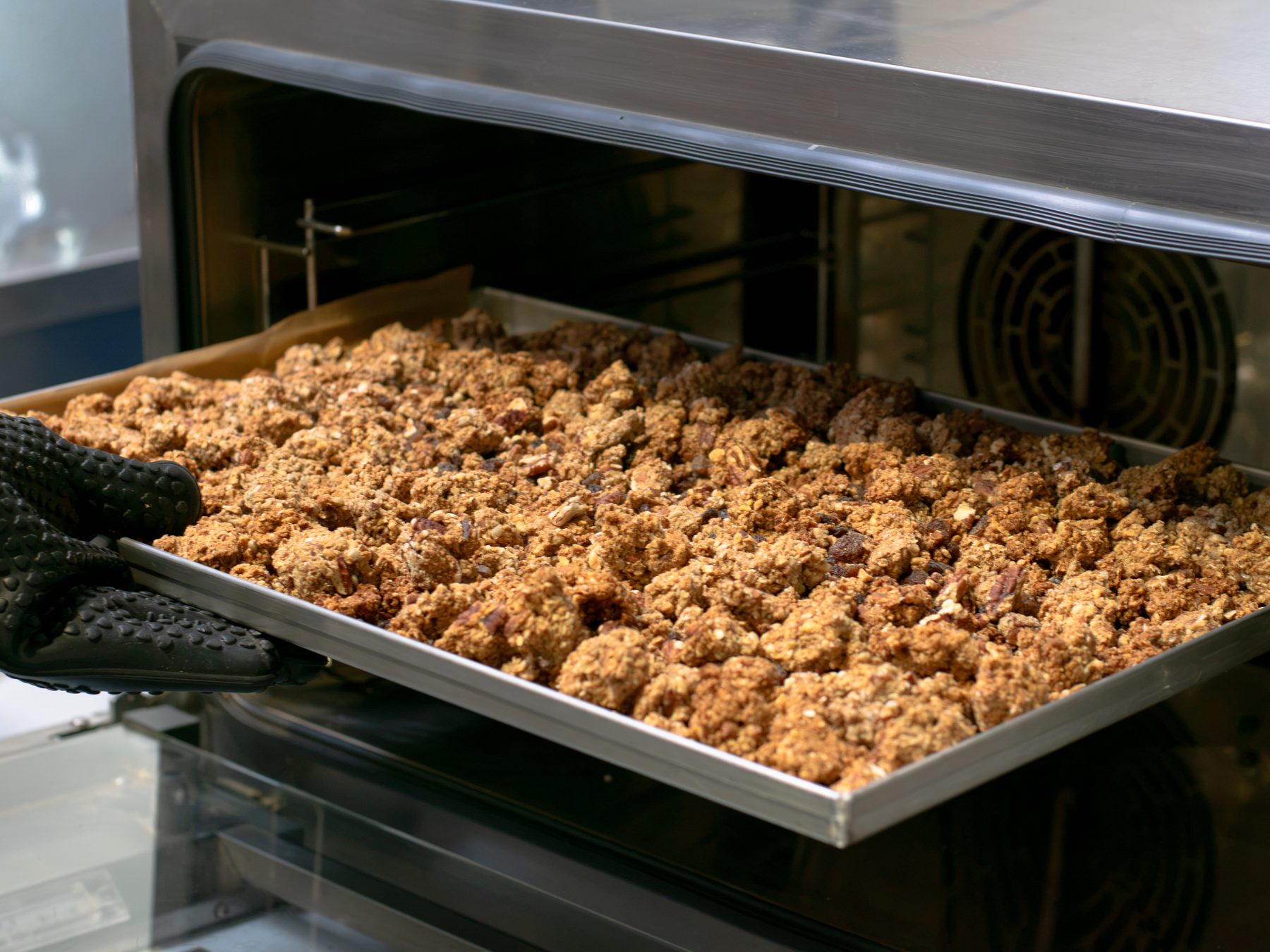 Pekanová granola Pán Kukučka čerstvo z pece — reálna várka na plechu